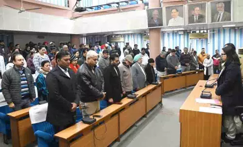 PU के शिक्षकों और छात्रों ने मनमोहन सिंह को श्रद्धांजलि दी PU के शिक्षकों और छात्रों ने मनमोहन सिंह को श्रद्धांजलि दी