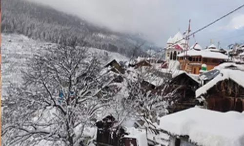 Uttarkashi के गंगोत्री और यमुनोत्री धाम में जमी बर्फ, जारी अलर्ट Uttarkashi के गंगोत्री और यमुनोत्री धाम में जमी बर्फ, जारी अलर्ट