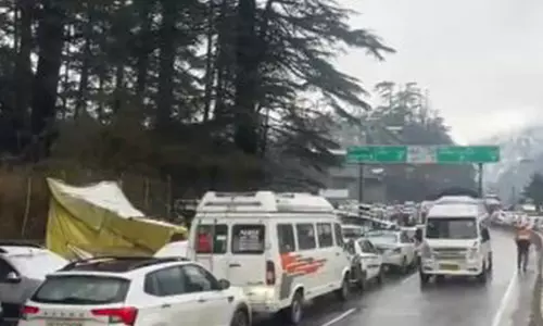 Himachal Pradesh: भारी बर्फबारी के बीच अधिकारियों ने 1800 वाहनों को निकाला