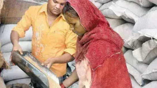 Gonda: कोटेदार द्वारा 149.80 क्विंटल राशन गबन का मामला, कार्रवाई की मांग Gonda: कोटेदार द्वारा 149.80 क्विंटल राशन गबन का मामला, कार्रवाई की मांग