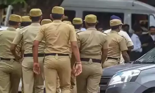 Salem में वाहन जांच के दौरान यूपी के पर्यटकों ने दो पुलिसकर्मियों पर हमला किया