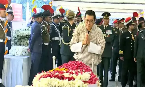 Bhutan नरेश और मॉरीशस के विदेश मंत्री ने पूर्व प्रधानमंत्री मनमोहन सिंह को श्रद्धांजलि अर्पित की