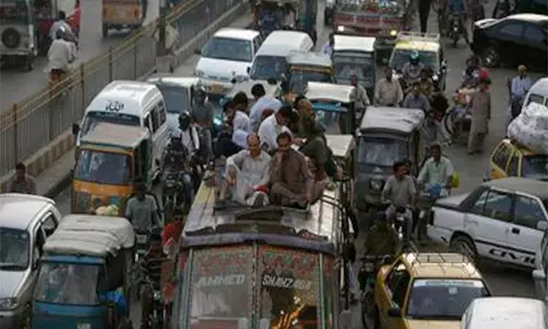 Pakistan के करीमाबाद अंडरपास पर धीमी प्रगति से यातायात अव्यवस्था और जनता में निराशा Pakistan के करीमाबाद अंडरपास पर धीमी प्रगति से यातायात अव्यवस्था और जनता में निराशा