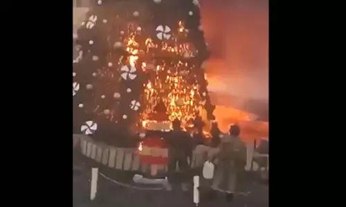जब दुनिया Christmas के जश्न में डूबी हुई थी, सीरिया में विरोध स्वरूप क्रिसमस ट्री जलाया गया