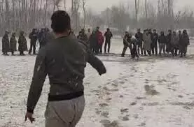 Jammu-Kashmir: कड़ाके की ठंड में भी युवा पीढ़ी का जुनून बरकरार, क्रिकेट का अभ्यास जारी