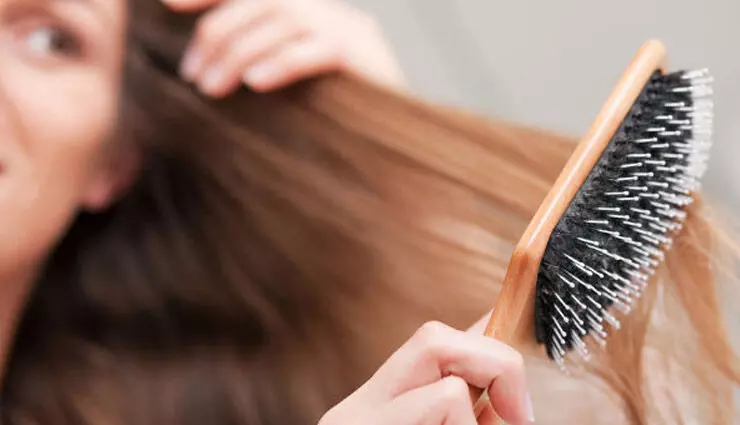 Hair Care: घर पर ही इन आसान तरीकों से पाएं दो मुंहे बालों की समस्या से छुटकारा