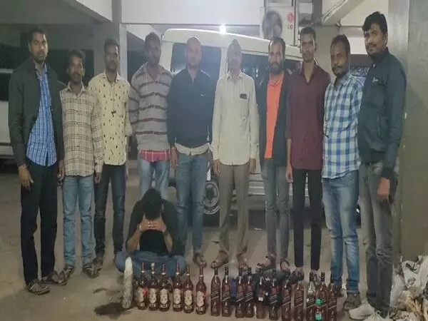 नए साल के जश्न से पहले Hyderabad में आबकारी पुलिस ने 3 लाख रुपये की शराब जब्त की