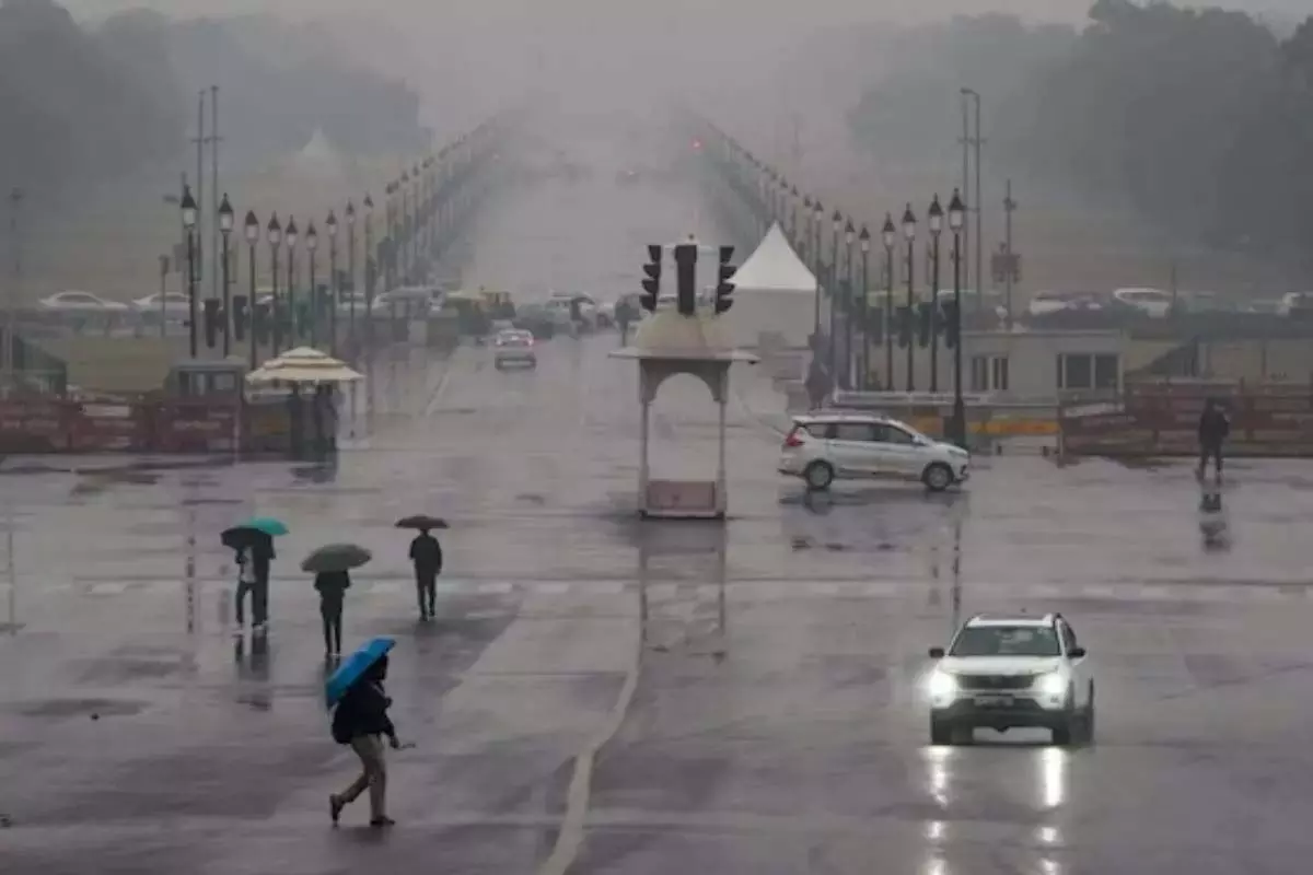 Weather update: कोहरे के कारण दर्जनों ट्रेनों का संचालन प्रभावित हो रहा