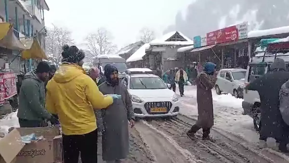 Kashmir : राजमार्ग और उड़ानें बंद, स्थानीय लोग फंसे पर्यटकों की मदद कर रहे