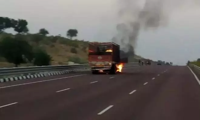 Jodhpur: आग इतनी भीषण थी कि लपटें और धुआं दूर-दूर तक फैला: ग्रामीणों में दहशत