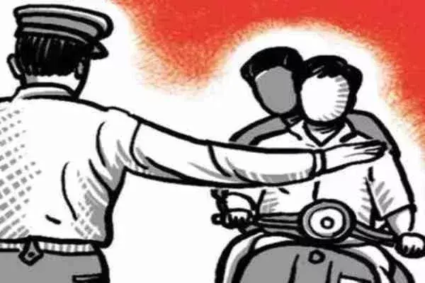 Jadugoda: पुलिस ने चलाया वाहन जांच अभियान, बिना हेलमेट वालों को लगाई फटकार