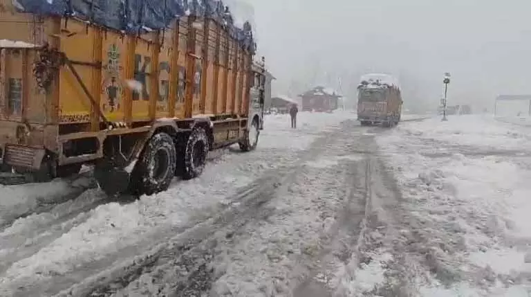 बर्फबारी के कारण बंद हुआ जम्मू-श्रीनगर राजमार्ग यातायात के लिए फिर से खुला