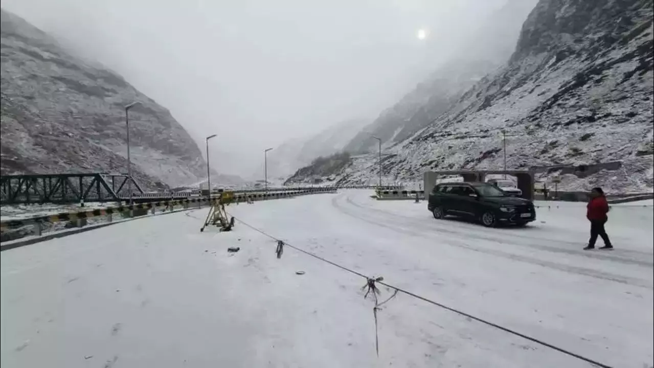 Himachal: बर्फबारी और बारिश से 300 सड़कें अवरुद्ध, बिजली आपूर्ति प्रभावित