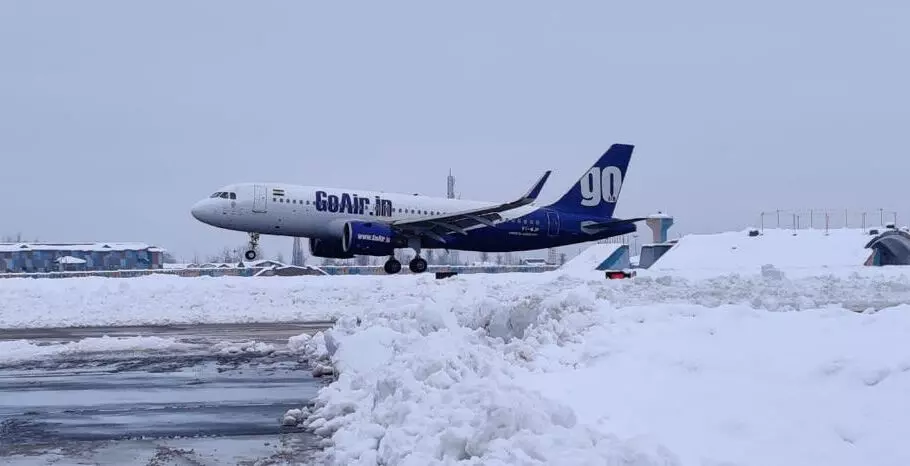 सीजन की पहली बड़ी बर्फबारी के बाद श्रीनगर Airport पर उड़ान सेवाएं शुरू