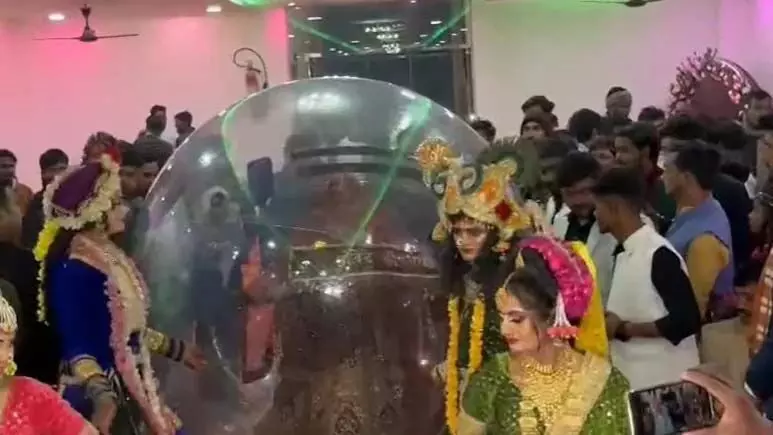 VIDEO: दुल्हन ने ली ऐसी अनोखी एंट्री, देखने वालों की छूटी हंसी