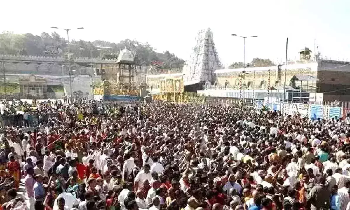 Tirumala में श्रद्धालुओं की भीड़ बढ़ी, सर्व दर्शन में लगेंगे 20 घंटे