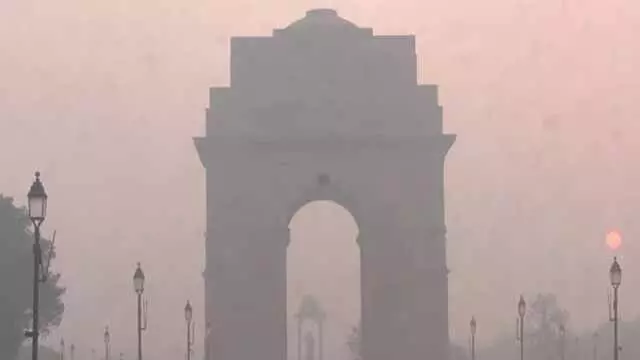 Delhi weather: तापमान में और गिरावट और घने कोहरे के साथ शीतलहर तेज़ हुई