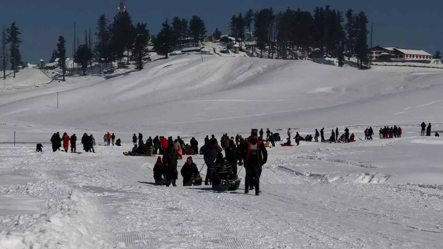 Gulmarg में बर्फबारी से पर्यटकों में खुशी की लहर