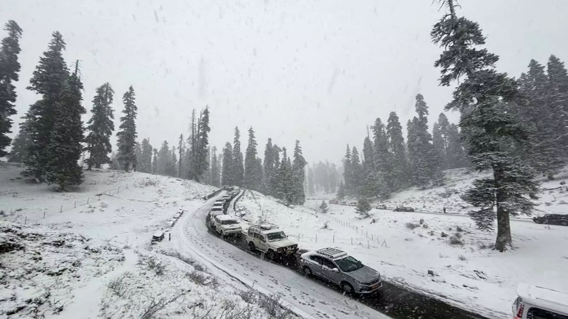 बर्फबारी के कारण दिनभर बंद रहने के बाद Jammu-Srinagar राजमार्ग फिर से खुला