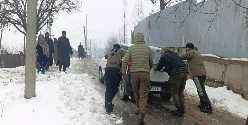 Sopore के ऊपरी इलाकों में बर्फबारी से सड़कें अवरुद्ध