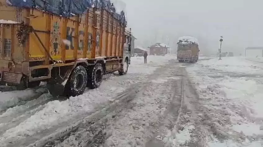 बर्फबारी के कारण बंद हुआ Jammu-Srinagar राजमार्ग यातायात के लिए फिर से खुला