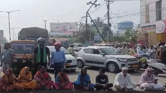 Laxmi Sagar Chowk पर स्थानीय लोगों द्वारा सड़क जाम करने से रसूलगढ़ से कल्पना चौक तक सड़क जाम