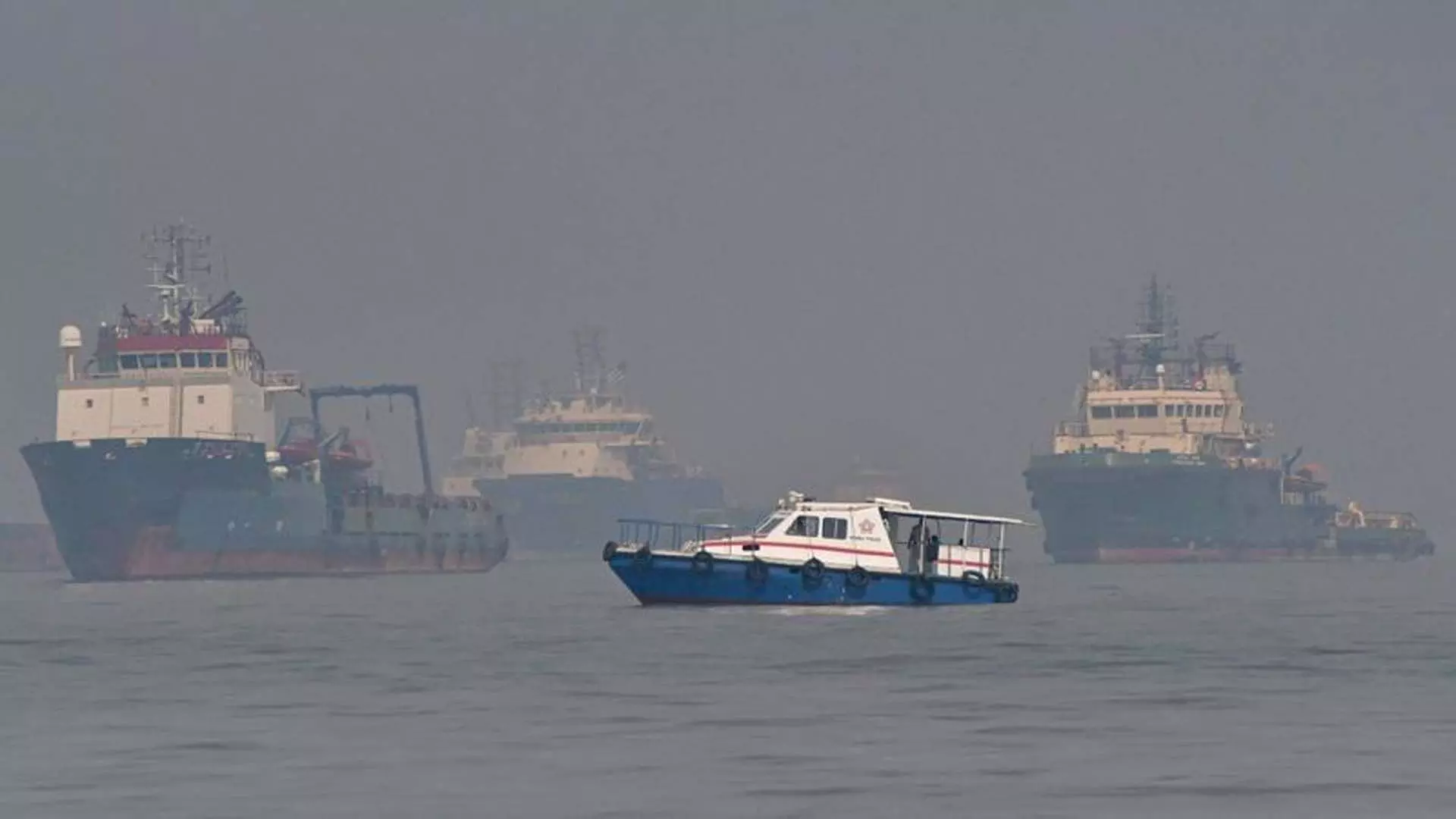 Mumbai के मड तट पर मालवाहक जहाज से टकराने के बाद नाव डूबी, बचाई गई नाव