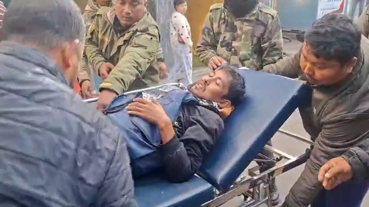 Manipur : फिर भड़की हिंसा, गोलीबारी में पत्रकार घायल Manipur : फिर भड़की हिंसा, गोलीबारी में पत्रकार घायल