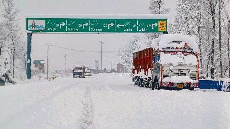 Jammu: भारी बर्फबारी से घाटी में जनजीवन प्रभावित