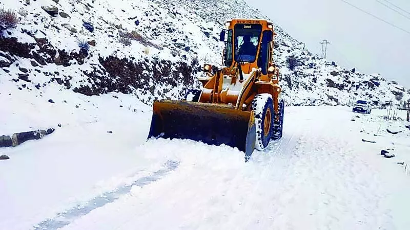 बर्फबारी से कटा ऊपरी शिमला