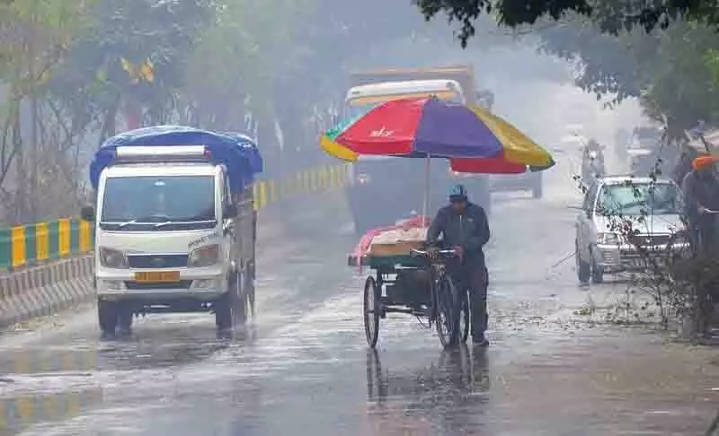 Jalandhar: सुबह की बूंदाबांदी के बाद मौसम धुंधला बना हुआ