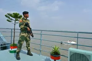 BSF ने 8.5 किलो चांदी के आभूषणों के साथ तस्कर को गिरफ्तार किया