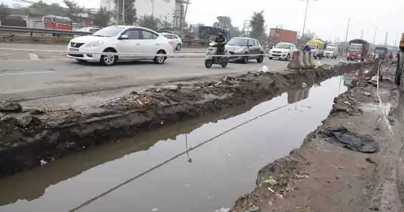 राष्ट्रीय Highway पर खोदी गई खाइयां यात्रियों के लिए खतरा बनी हुई