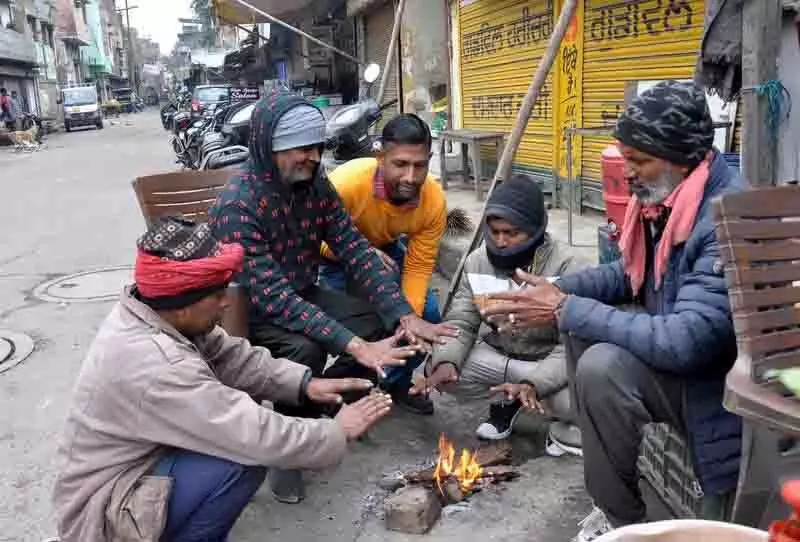 Amritsar: बारिश से क्षेत्र में ठंड बढ़ी, जिले के किसानों को राहत