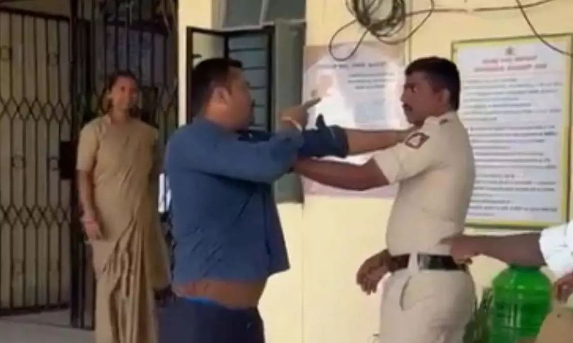 BREAKING: शख्स ने पुलिसकर्मी को जड़ा थप्पड़, देखें VIDEO...