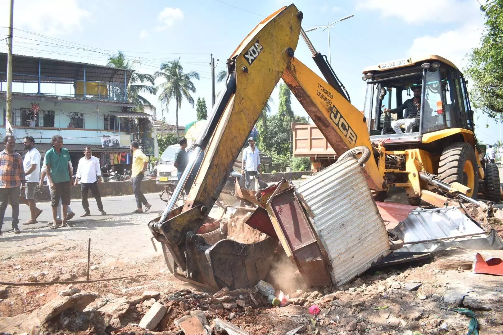 GOA: डावोर्लिम-एक्वेम बैक्सो पायट्स ने अवैध गड्डों, अतिक्रमणों को नष्ट कर दिया