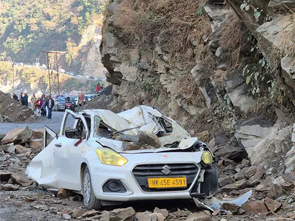 हिमाचल के Mandi में टैक्सी पर चट्टान गिरने से महिला की मौत, पति और ड्राइवर घायल