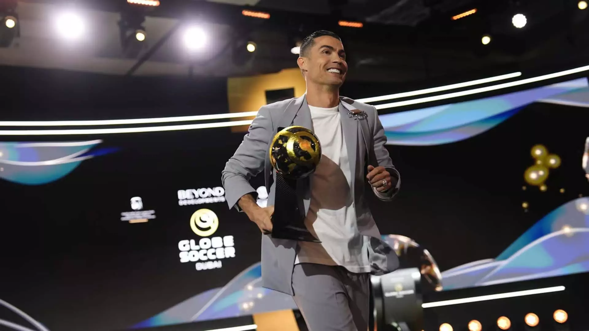 Cristiano Ronaldo की लीग 1 सोशल मीडिया अकाउंट द्वारा लियोनेल मेस्सी से तुलना