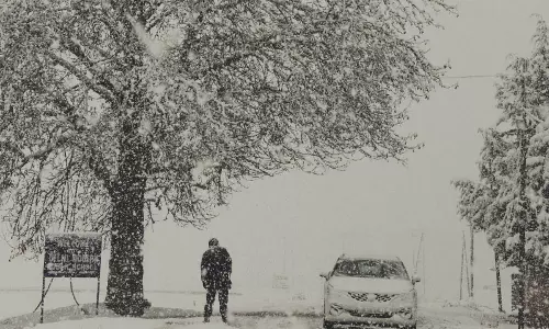 Srinagar: घाटी के अधिकांश इलाकों में बर्फबारी हुई Srinagar: घाटी के अधिकांश इलाकों में बर्फबारी हुई
