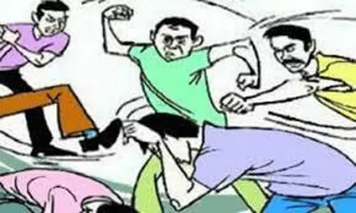 UP News: एक ही समुदाय के 2 दर्जन से ज्यादा लोग आपस में भिड़े, जमकर हुआ पथराव UP News: एक ही समुदाय के 2 दर्जन से ज्यादा लोग आपस में भिड़े, जमकर हुआ पथराव