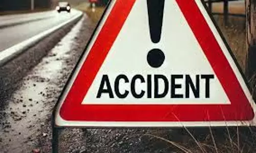 Bihar News:  स्कूटी सवार किशोरियों को बचाने में कार ट्रक से टकराई, चालक घायल