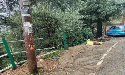 Himachal: शिमला रोड पर टूटी रेलिंग Himachal: शिमला रोड पर टूटी रेलिंग