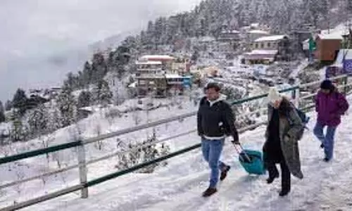 SRINAGAR: घाटी में पर्यटकों के बीच पुलिस ने लोगों की मदद के लिए हाथ मिलाया SRINAGAR: घाटी में पर्यटकों के बीच पुलिस ने लोगों की मदद के लिए हाथ मिलाया