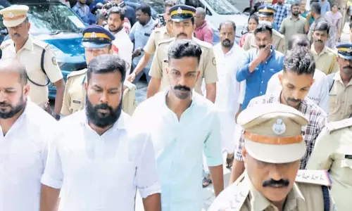 Kerala: सीबीआई को झटका, अदालत ने 10 में से 6 लोगों को बरी किया Kerala: सीबीआई को झटका, अदालत ने 10 में से 6 लोगों को बरी किया