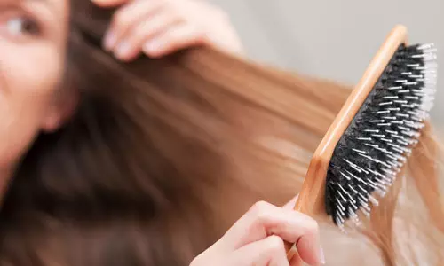 Hair Care: घर पर ही इन आसान तरीकों से पाएं दो मुंहे बालों की समस्या से छुटकारा