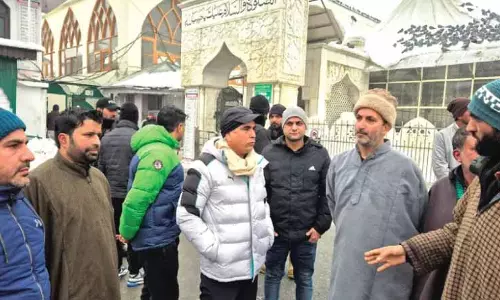 विधायक तनवीर सादिक ने जदीबल में बर्फ हटाने के अभियान का नेतृत्व किया विधायक तनवीर सादिक ने जदीबल में बर्फ हटाने के अभियान का नेतृत्व किया