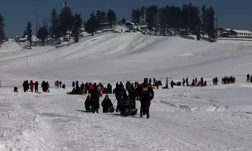Baramulla: गुलमर्ग में बर्फबारी से पर्यटकों में खुशी की लहर