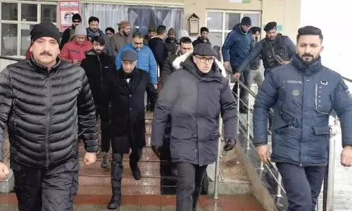 Snowfall:  सीएम उमर अब्दुल्ला अपने गृह निर्वाचन क्षेत्र गंदेरबल पहुंचे