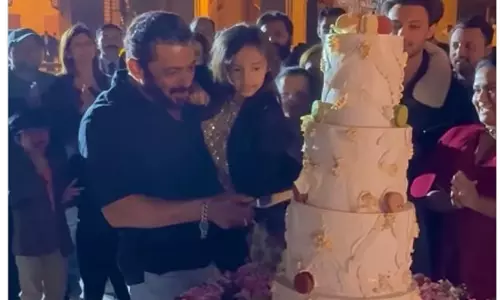 Salman Khan ने जामनगर में अंबानी परिवार के साथ मनाया 59वां जन्मदिन