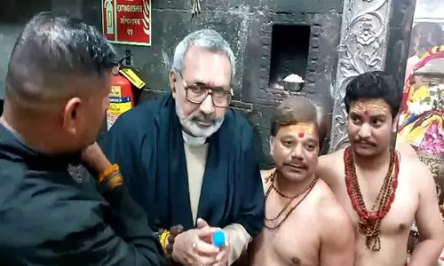 केंद्रीय मंत्री गिरिराज सिंह ने Ujjain के महाकालेश्वर मंदिर में पूजा-अर्चना की केंद्रीय मंत्री गिरिराज सिंह ने Ujjain के महाकालेश्वर मंदिर में पूजा-अर्चना की